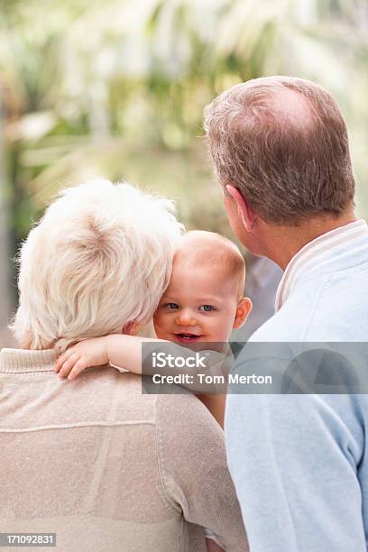 Großeltern Holding Baby Und Blick Aus Fenster Stockfoto und mehr Bilder von Männliches Baby - Männliches Baby, Baby, Großvater