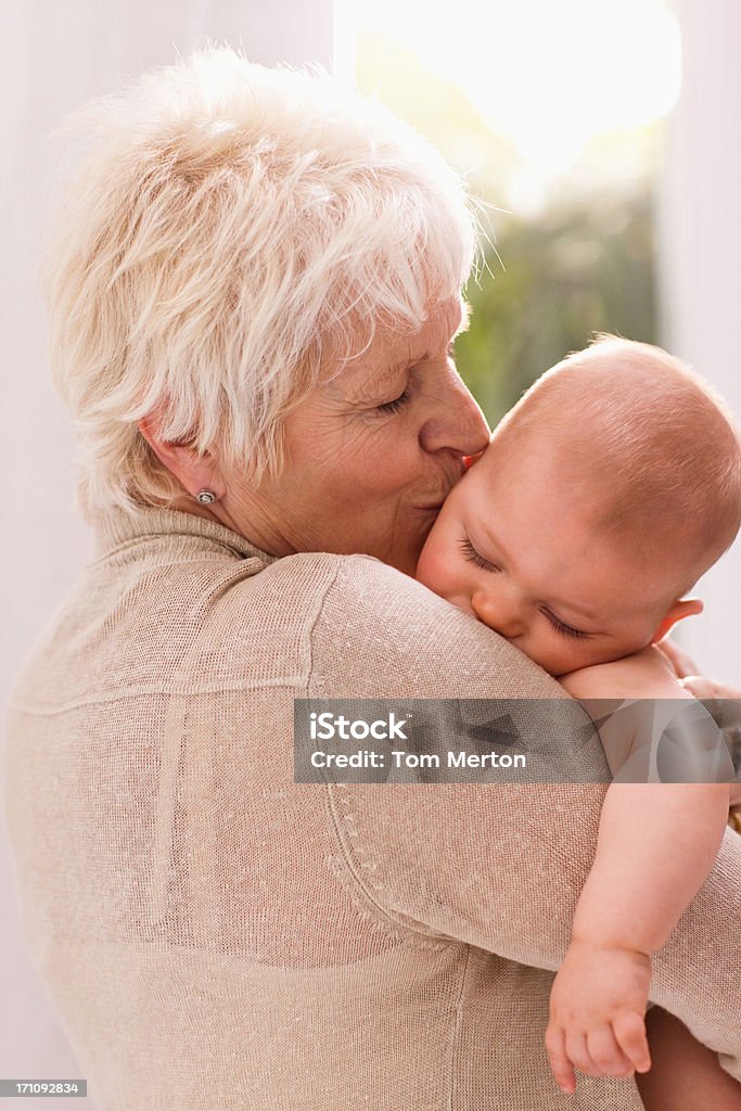 Großmutter halten und küssen Ihr baby - Lizenzfrei 6-11 Monate Stock-Foto