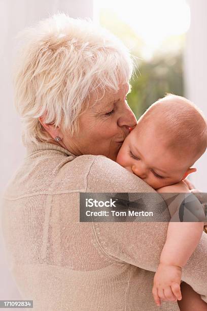 Großmutter Halten Und Küssen Ihr Baby Stockfoto und mehr Bilder von 6-11 Monate - 6-11 Monate, 65-69 Jahre, Alter Erwachsener
