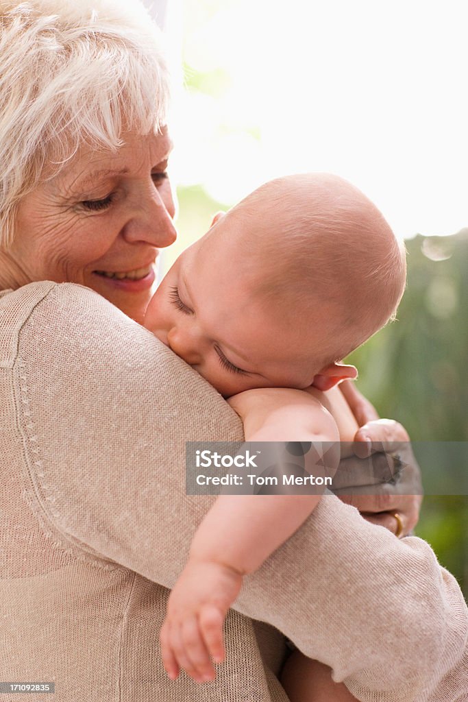 Avó segurando o bebê - Foto de stock de 6-11 meses royalty-free