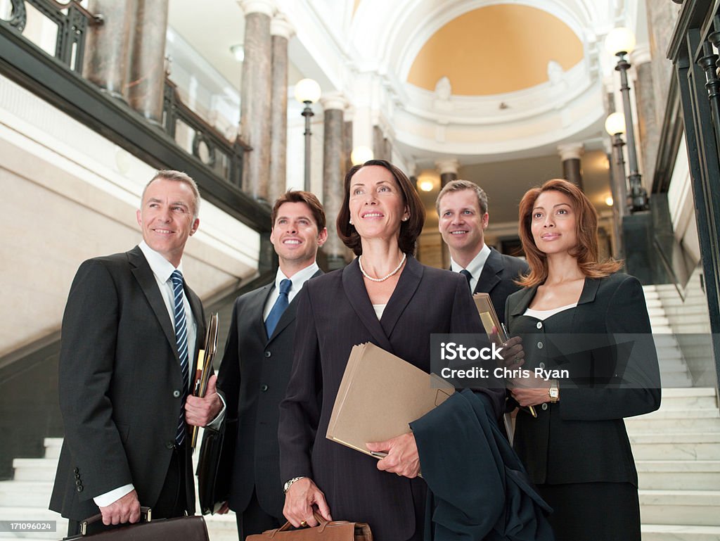 Uśmiech prawników w lobby - Zbiór zdjęć royalty-free (Grupa wieloetniczna)
