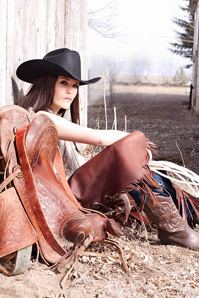 western cowgirl de estar, con madera rústica valla - idaho beautiful western usa usa fotografías e imágenes de stock