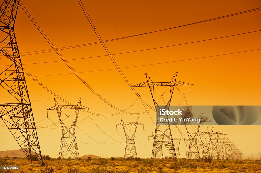 Strom-Grid auf die Landschaft bei Sonnenuntergang - Lizenzfrei Stromleitung Stock-Foto
