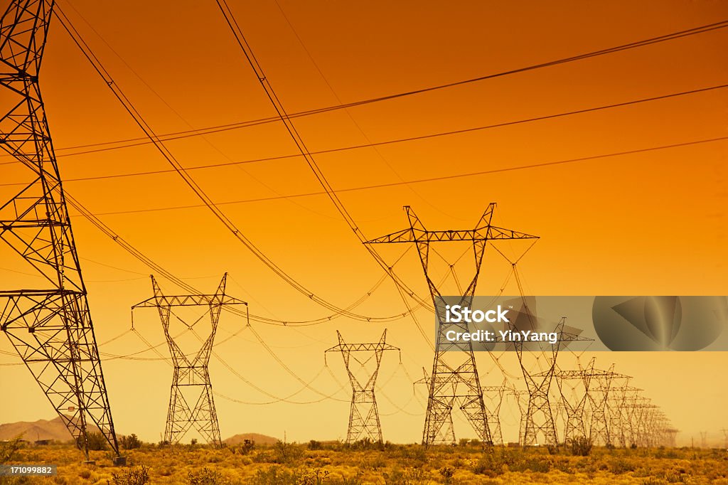 Linea di alimentazione elettrica griglia sul paesaggio al tramonto - Foto stock royalty-free di Cavo dell'alta tensione