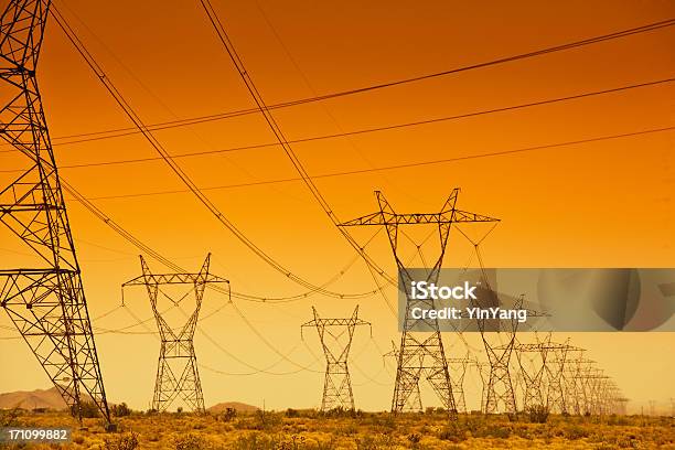 電気電力ラインのグリッドで夕暮れの風景 - 送電線のストックフォトや画像を多数ご用意 - 送電線, 送電鉄塔, 熱さ