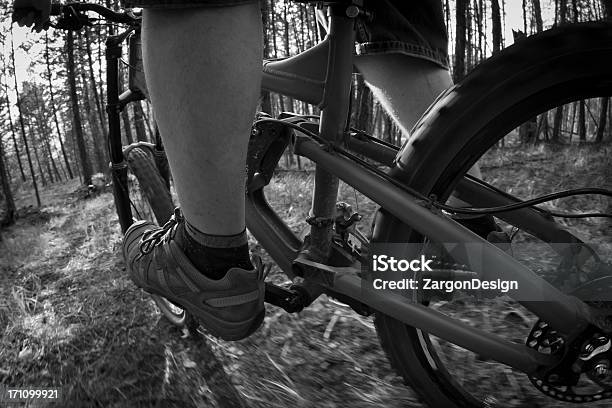 Ciclista Di Mountain Bike - Fotografie stock e altre immagini di Ambientazione esterna - Ambientazione esterna, Andare in mountain bike, Bicicletta