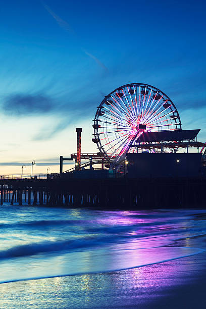 pier de santa mônica com roda-gigante - santa monica pier santa monica beach night amusement park imagens e fotografias de stock