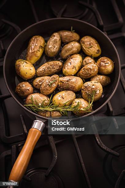 Foto de Batata Assada e mais fotos de stock de Batatas Prontas - Batatas Prontas, Acompanhamento, Alecrim