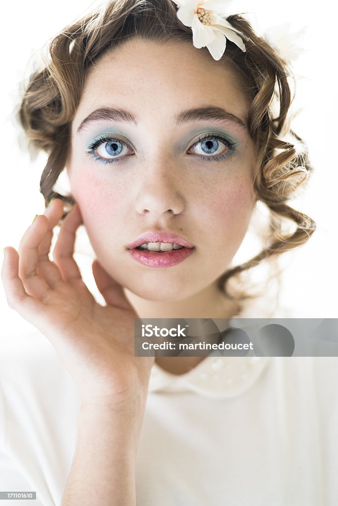 Primavera trucco bellezza ritratto, verticale. - Foto stock royalty-free di Adolescente