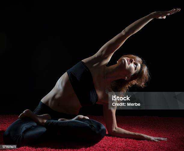 Mujer Haciendo Yoga Foto de stock y más banco de imágenes de Adulto - Adulto, Buena postura, Con las piernas cruzadas