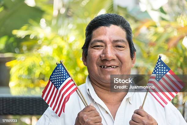 Photo libre de droit de Immigrés Hispaniques banque d'images et plus d'images libres de droit de Mexicain - Mexicain, Réfugié, Drapeau américain