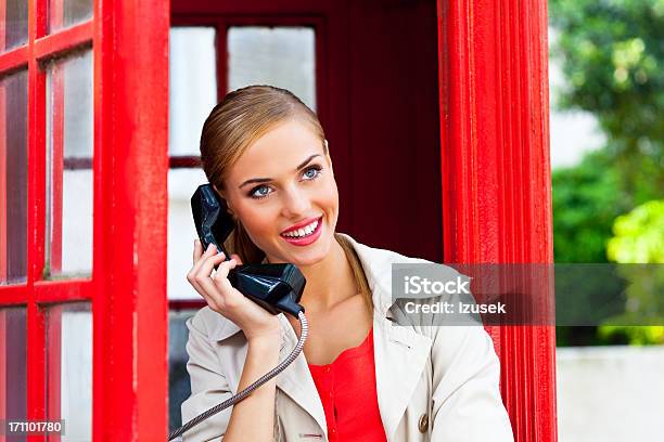 Foto de Mulher Bonita Em Uma Vermelha Cabine Telefônica e mais fotos de stock de Exterior - Exterior, Mulher bonita, 20-24 Anos