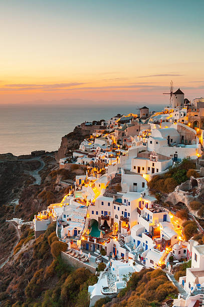 oia sonnenuntergang, santorin, griechenland - travel locations cyclades islands santorini vertical stock-fotos und bilder