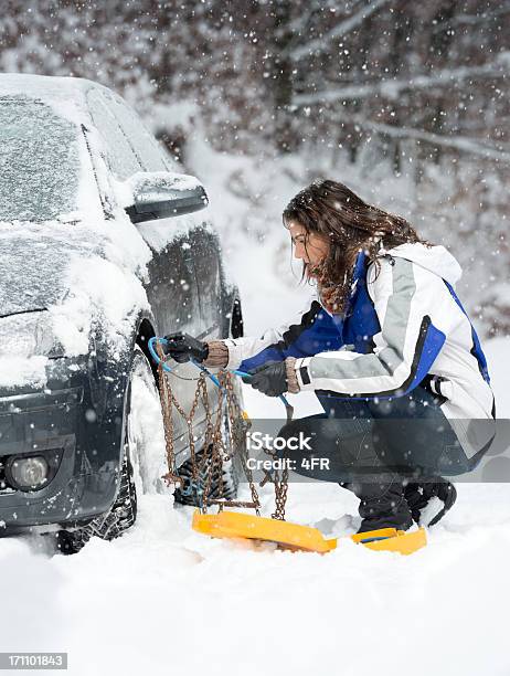 なくブリザード女性は雪のチェーン - タイヤチェーンのストックフォトや画像を多数ご用意 - タイヤチェーン, はまる, 冬