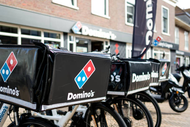 consegna biciclette del ristorante domino's a katwijk aan zee, paesi bassi - dominos pizza foto e immagini stock
