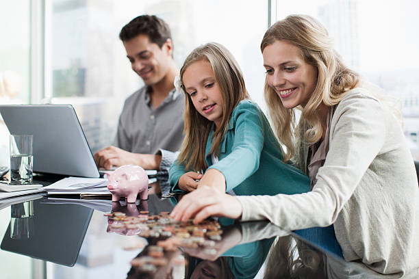 madre e figlia, conteggio monete - protection finance family wealth foto e immagini stock