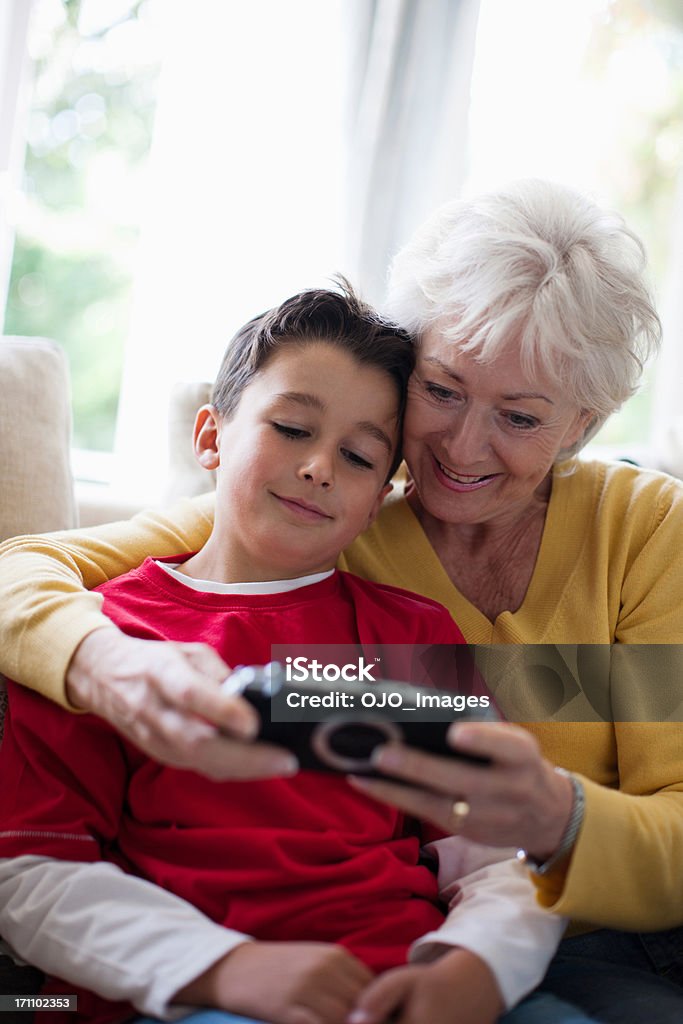 Abuela y nieto jugando videojuegos - Foto de stock de Abuela libre de derechos