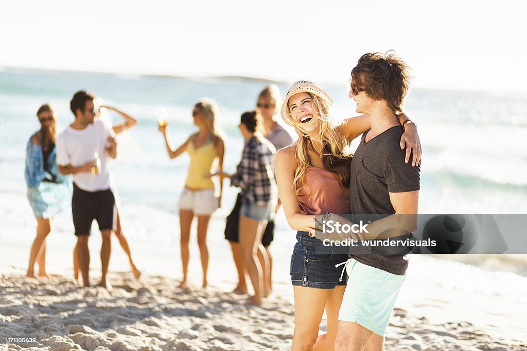 Casal rindo em uma festa de praia - Foto de stock de Praia royalty-free