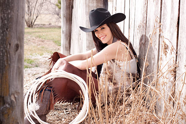 western cowgirl de estar, con madera rústica valla - idaho beautiful western usa usa fotografías e imágenes de stock