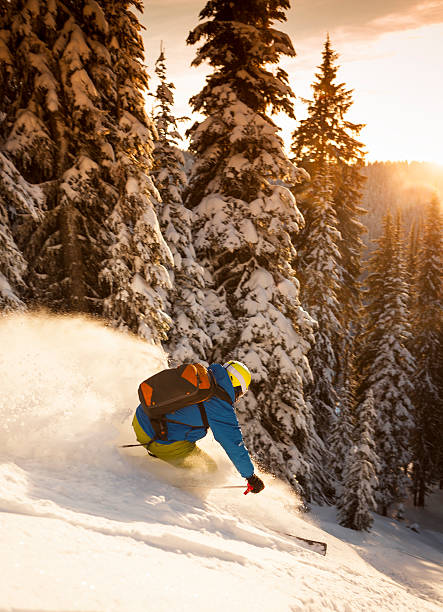 파우다 스키타기 - skiing sports helmet powder snow ski goggles 뉴스 사진 이미지