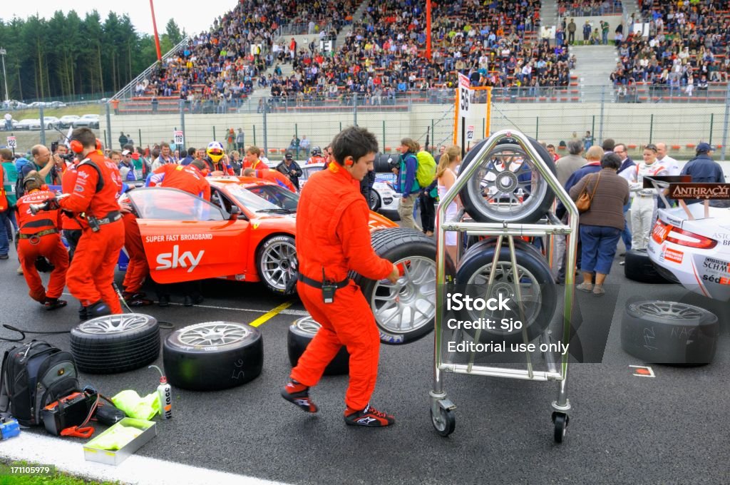 Raza de la preparación en el momento de inicio de rejilla - Foto de stock de Circuito de carreras de coches libre de derechos