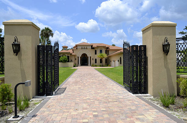 istock Large driveway and gate to Florida home 171106073
