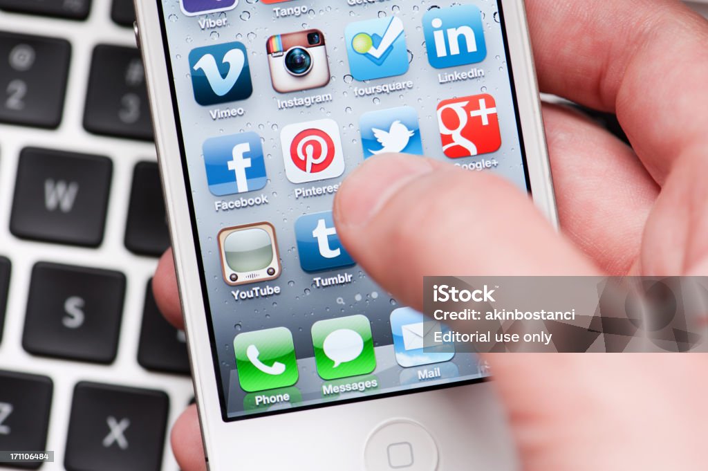 Социальные медиа приложения на Iphone - Стоковые фото iPhone роялти-фри