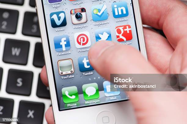 Социальные Медиа Приложения На Iphone — стоковые фотографии и другие картинки iPhone - iPhone, Apple Computers, Brand Name Online Messaging Platform