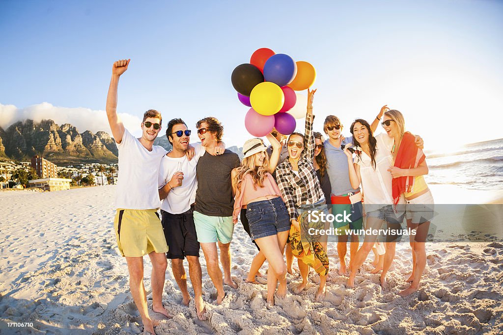 Jovem de pessoas a divertir-se na praia - Royalty-free Praia Foto de stock