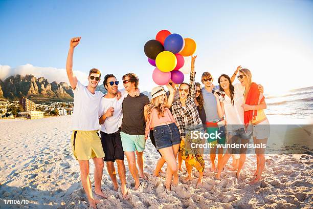 Jovem De Pessoas A Divertirse Na Praia - Fotografias de stock e mais imagens de Praia - Praia, Balão - Enfeite, Festa