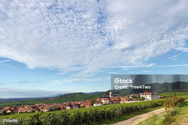 Paisagem Francês A Aldeia De Sainthippolyte Nas Vinhas Da Alsácia - Fotografias de stock e mais imagens de Aldeia