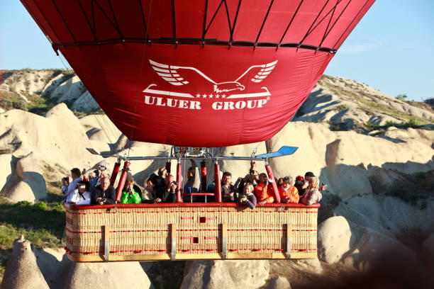 熱気球でギョレメカッパドキアトルコ名様 - turkey hot air balloon cappadocia basket ストックフォトと画像