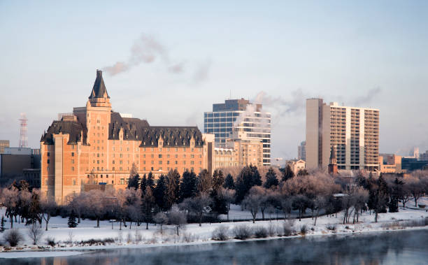 imagem horizontal do centro da cidade de saskatoon no inverno - south saskatchewan river imagens e fotografias de stock