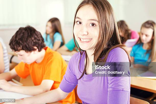 Photo libre de droit de Souriant Écolière Dans La Salle De Classe Regardant La Caméra banque d'images et plus d'images libres de droit de 10-11 ans