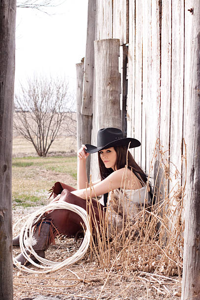 western cowgirl de estar, con madera rústica valla - idaho beautiful western usa usa fotografías e imágenes de stock