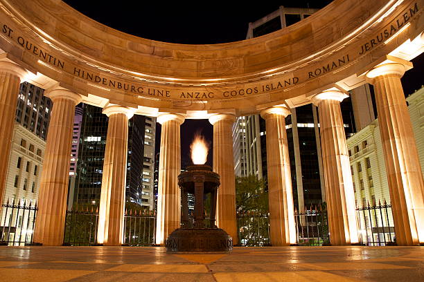 anzac memorial de brisbane - chama eterna imagens e fotografias de stock