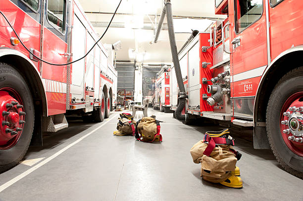 feuerwehrmann bunker anzug bereit für action - feuerwache stock-fotos und bilder