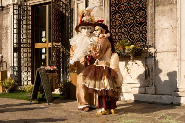 венецианский карнавал 2012 г. - venice italy editorial mardi gras performer стоковые фото и изображения