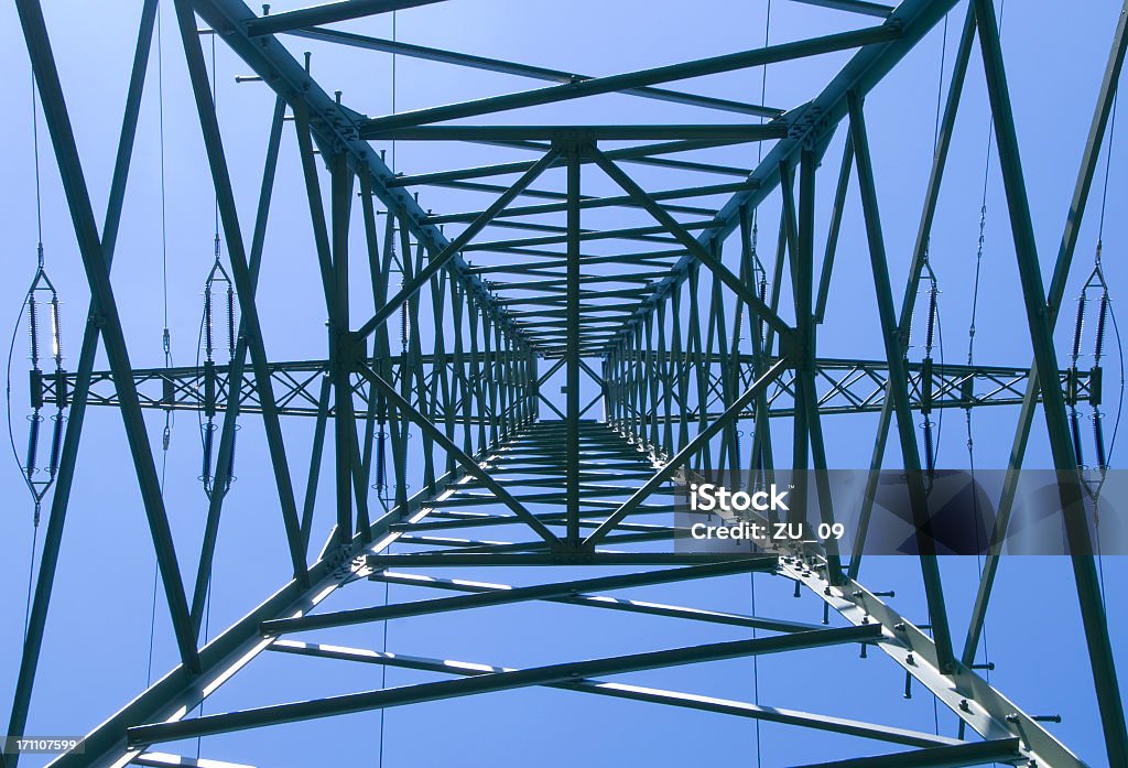 Innenansicht eines power pylon mit blauem Himmel - Lizenzfrei Achtung Hochspannung Stock-Foto