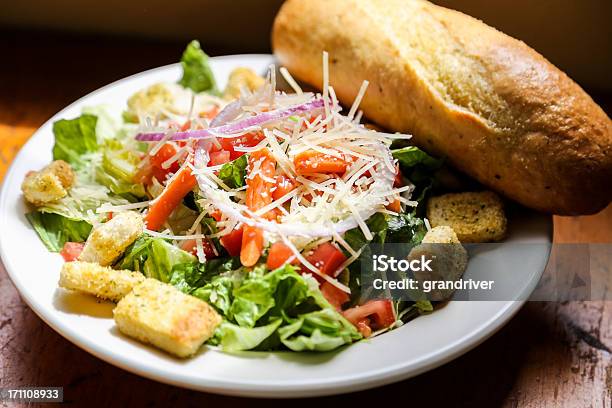 Salat Mit Brot Stockfoto und mehr Bilder von Brotlaib - Brotlaib, Brotsorte, Fotografie