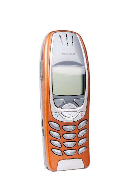 nokia 6310 i teléfono móvil aislado en blanco - nokia fotografías e imágenes de stock