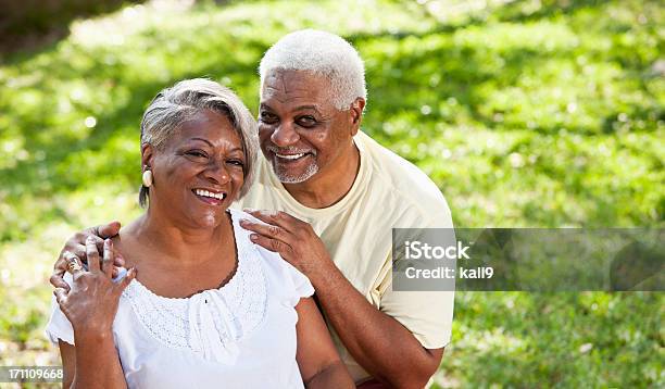 세로는 선임 중유럽식 칠레식 커플입니다 노인 커플에 대한 스톡 사진 및 기타 이미지 - 노인 커플, 풀-벼과, 노인