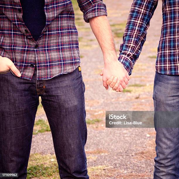 Foto de Casal Homossexual Segurando As Mãos e mais fotos de stock de 20-24 Anos - 20-24 Anos, 25-30 Anos, Abraçar