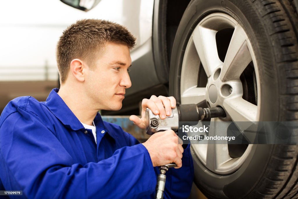 Mechaniker in Auto-Garage - Lizenzfrei Arbeiten Stock-Foto