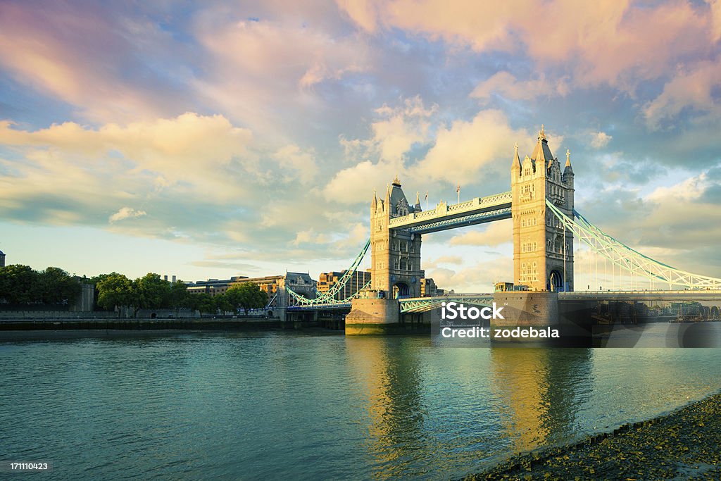 Ponte da Torre, um marco de Londres ao pôr do sol - Foto de stock de Londres - Inglaterra royalty-free