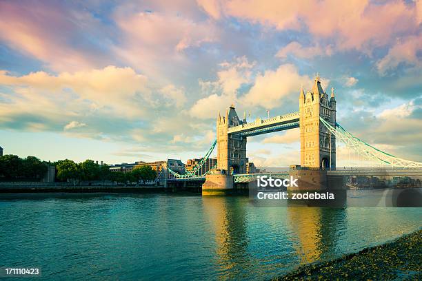 Foto de Ponte Da Torre Um Marco De Londres Ao Pôr Do Sol e mais fotos de stock de Londres - Inglaterra - Londres - Inglaterra, Silhueta urbana, Alto - Descrição Geral
