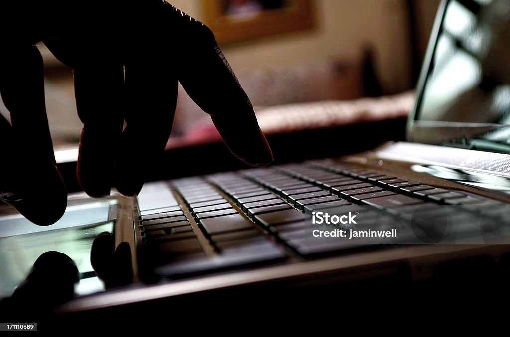 사이버 범죄 해커 노트북에서 타이핑하는 - 로열티 프리 다운��로드 스톡 사진