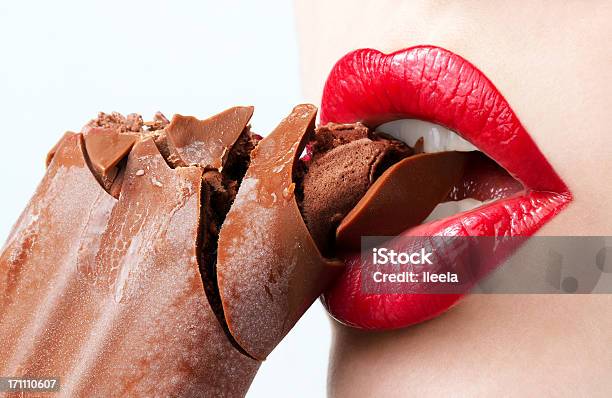 Batom E De Chocolate - Fotografias de stock e mais imagens de Gelado - Gelado, Lábio, Morder