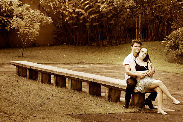 若いカップルでロマンチックな公園 - women retro revival men spooning ストックフォトと画像