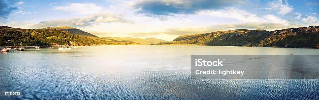 Harbourside em Ullapool, Escócia - Foto de stock de Ancorado royalty-free